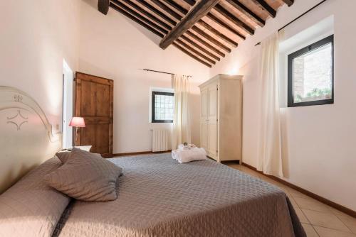 a bedroom with a large bed in a room at Agriturismo San Ottaviano in Monterotondo
