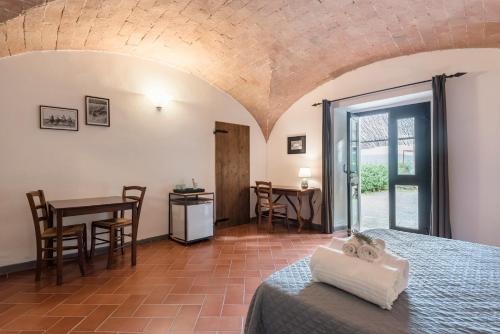 Schlafzimmer mit einem Bett, einem Tisch und Stühlen in der Unterkunft Agriturismo San Ottaviano in Monterotondo