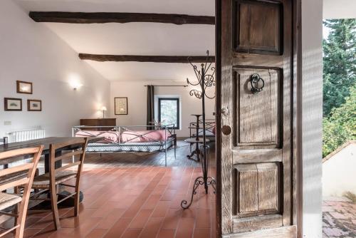 a kitchen and dining room with a table and a door at Agriturismo San Ottaviano in Monterotondo