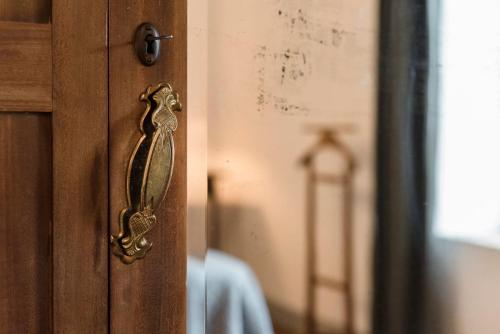 a wooden door with a brass door handle at Agriturismo San Ottaviano in Monterotondo