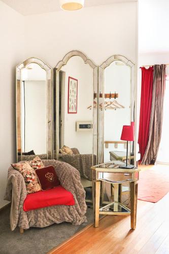 Posezení v ubytování Logis Hôtel La Villa Boucicaut