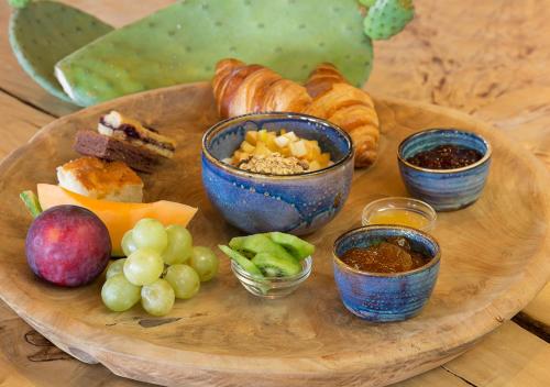 eine Platte mit verschiedenen Arten von Lebensmitteln auf einem Tisch in der Unterkunft LA GUARDIA Hotel in Giglio Porto