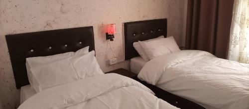 Postel nebo postele na pokoji v ubytování Al Midan Hotel