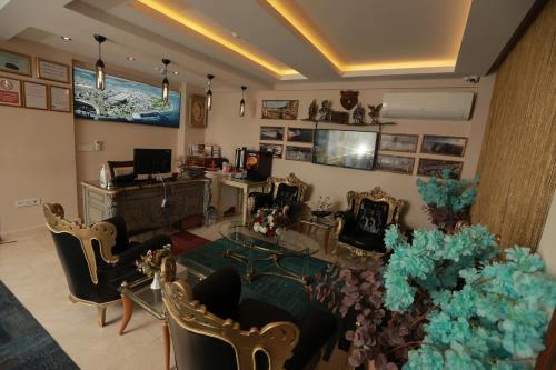 TV a/nebo společenská místnost v ubytování Constantinopolis Hotel