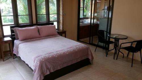 Säng eller sängar i ett rum på Gardenia Oceanfront Villa