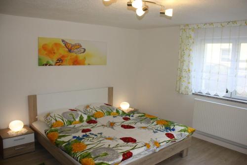 LichtenhainにあるFerienwohnung-Schrammsteinblickのベッドルーム1室(花柄のベッドカバー付)