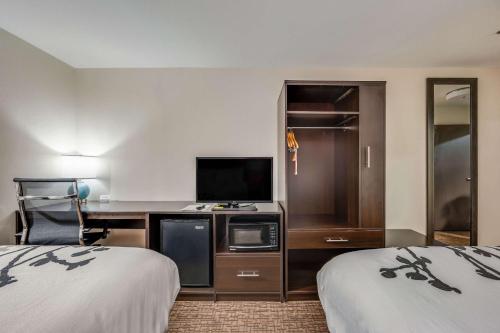 Tempat tidur dalam kamar di Sleep Inn & Suites