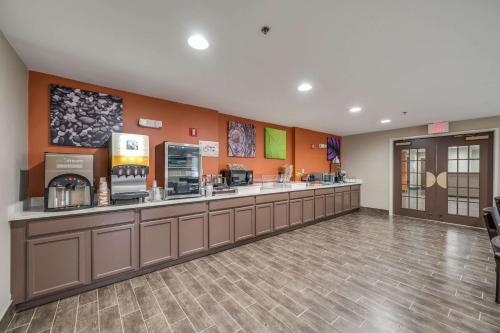 un hall d'un hôtel avec un café dans l'établissement Sleep Inn & Suites Decatur West, à Decatur