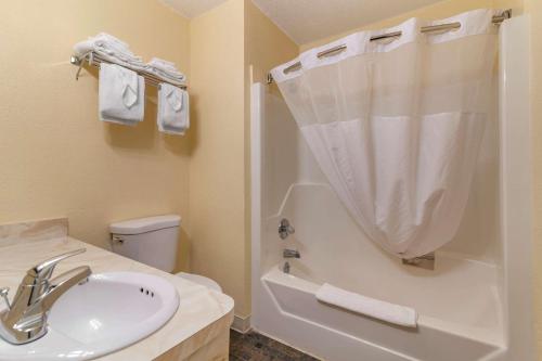 Un baño de Rodeway Inn Lake George Outlets