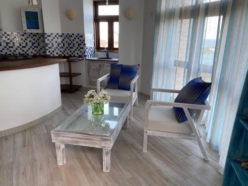 Ruang duduk di Romantic Beach House Vipingo