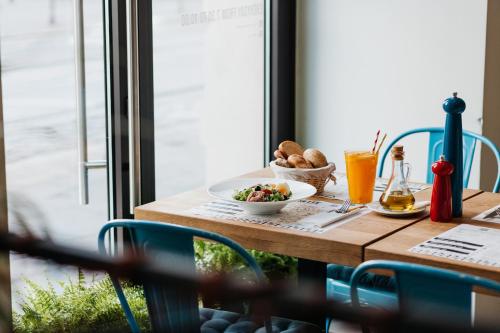 una mesa con un tazón de comida y una bebida en Hotel 32 Kraków Old Town, en Cracovia
