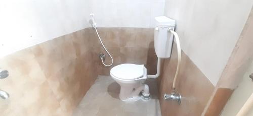 Bilik mandi di PPH Living SS Grand