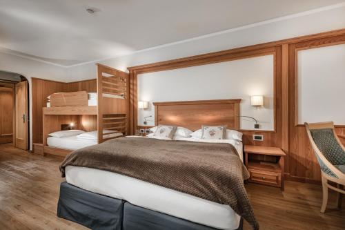 Una cama o camas en una habitación de Family Hotel Serena