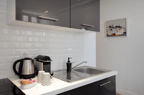 une cuisine avec un évier et un plan de travail dans l'établissement C004-Cosy studio proche la Croisette et le Suquet, à Cannes