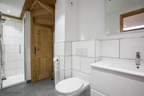 een witte badkamer met een toilet en een wastafel bij Apartment Belle Paradis in Chamonix-Mont-Blanc