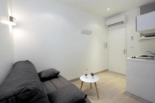 un salon avec un canapé et une table dans l'établissement C005-Studette au centre Cannes, à Cannes