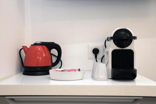 - un comptoir avec une cafetière et un mixeur dans l'établissement C005-Studette au centre Cannes, à Cannes