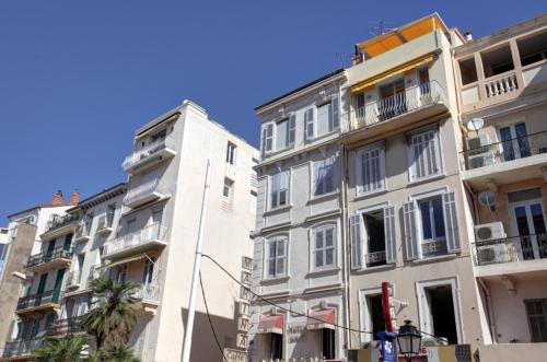 C005-Studette au centre Cannes