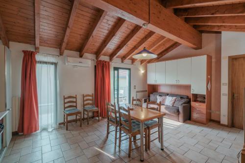a kitchen and dining room with a table and chairs at Villa Natalina - a 100 metri dalle Terme Virgilio in Sirmione