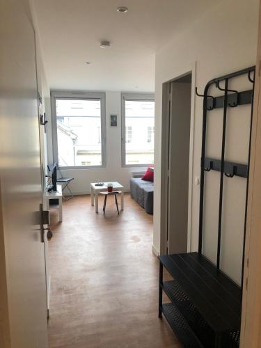 un salon avec un canapé et une table dans l'établissement HYPER CENTRE - WIFI FIBRE GRATUIT - JERGWELOH - Le Parisien, à Caen
