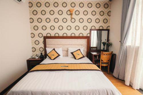 BLUE STAR HOTEL في Tây Ninh: غرفة نوم بسرير كبير وبجدار