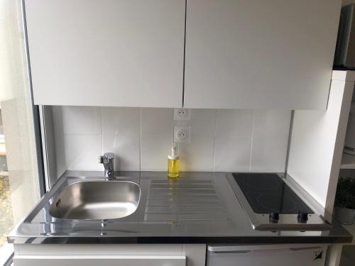 une cuisine avec un évier et un plan de travail dans l'établissement HYPER CENTRE - WIFI FIBRE GRATUIT - JERGWELOH - Le Parisien, à Caen
