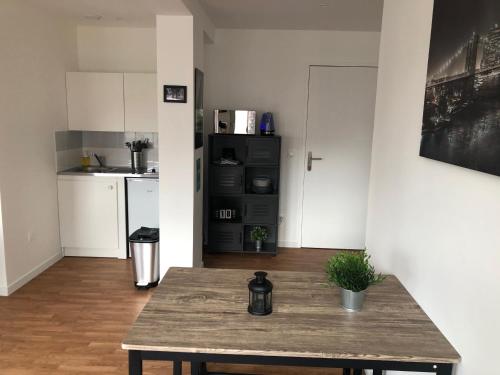 - une cuisine avec une table en bois dans une chambre dans l'établissement HYPER CENTRE - WIFI FIBRE GRATUIT - JERGWELOH - Le New Yorkais, à Caen