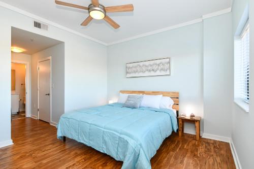 - une chambre avec un lit et un ventilateur de plafond dans l'établissement {Cloud 9} Luxury 2 Bedroom Condo in Uptown Charlotte, à Charlotte