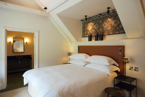 Una cama o camas en una habitación de Grove of Narberth