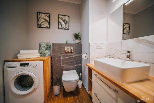 łazienka z umywalką i pralką w obiekcie Apartament Viki & Ski w Szklarskiej Porębie