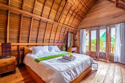 เตียงในห้องที่ Sandan Agro Resort Kintamani