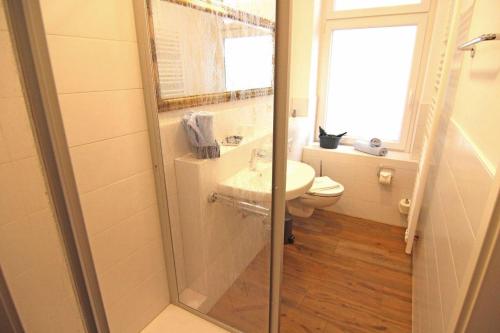 Kapitaenshaus-Lassen-Zimmer-Kapitaen-Blaubaer في فيسترلاند: حمام مزود بدش ومغسلة