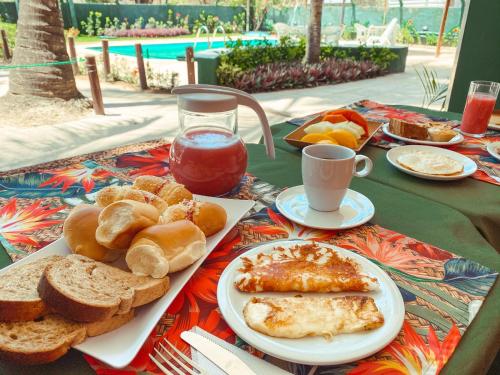 Chalés Praias do Sul في بورتو دي غالينهاس: طاولة مع وجبة إفطار من خبز البيض والخبز المحمص