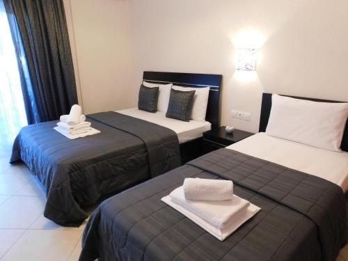 - une chambre d'hôtel avec 2 lits et des serviettes dans l'établissement Anna house 4, à Sarti