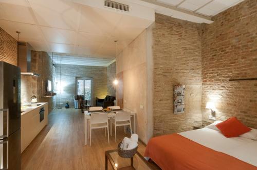 ジローナにあるOnyar apartments Rambla de la llibertat 27のベッドルーム1室(ベッド1台付)、キッチン、ダイニングルームが備わります。