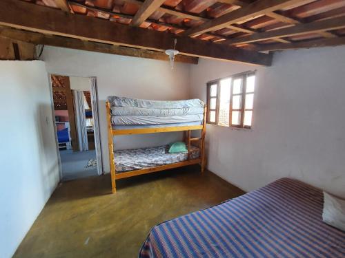 1 dormitorio con litera y ventana en Casapraia, en Itanhaém