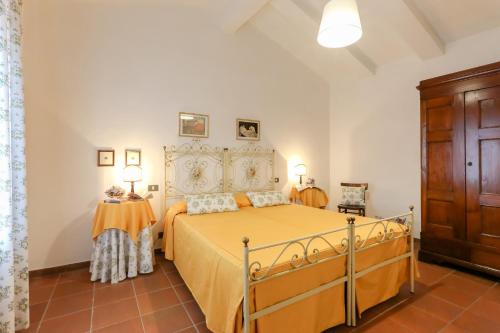 a bedroom with a bed and a wooden cabinet at Il Pino Di Spazzavento in Cetona