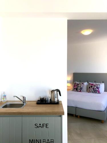 Una cama o camas en una habitación de Aperanto Suites