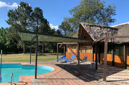 Bazén v ubytování Zorzal Casa de Campo nebo v jeho okolí