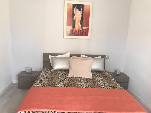 une chambre avec un lit avec une couverture rouge dessus dans l'établissement Appartement Terrasse dans Palace Centre ville, à Menton
