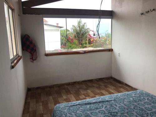 1 dormitorio con cama y ventana en Paraiso dos Reis en Itaqui