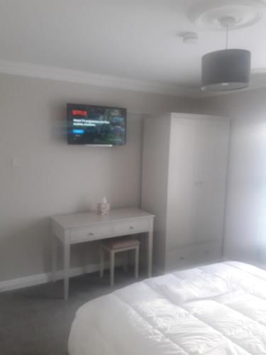 TV a/nebo společenská místnost v ubytování Dubhlinn House