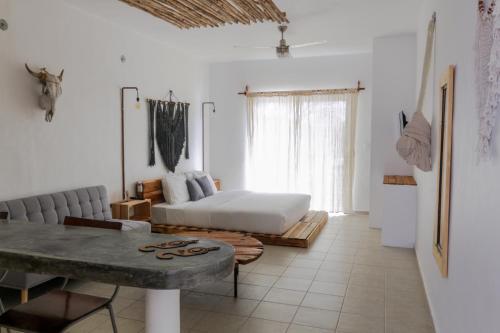 - un salon avec un lit et une table dans l'établissement Lucky Duck PJ, à Cancún