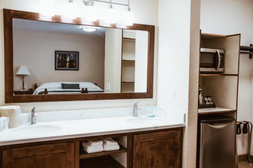 Ванная комната в Wonder Valley Ranch Resort