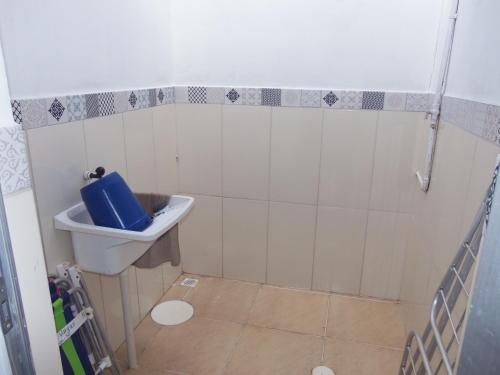 La petite salle de bains est pourvue de toilettes et d'un lavabo. dans l'établissement Recanto Dos Vargas, à Florianópolis