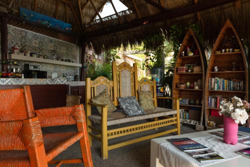 um quarto com duas cadeiras e uma estante de livros em Villa Bella Bed & Breakfast Inn em Cruz de Huanacaxtle