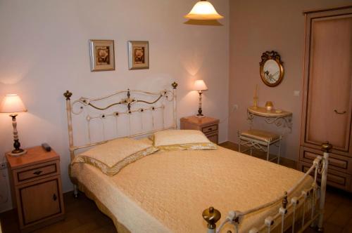 Tempat tidur dalam kamar di Giovanta Villa