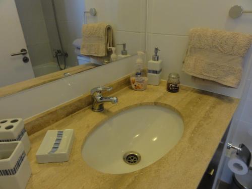 a bathroom with a sink and a mirror at Departamentos Parque Costanera in Antofagasta