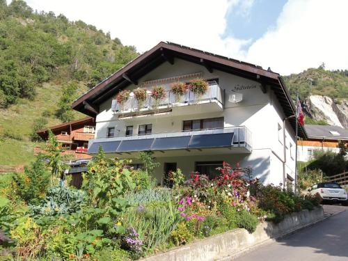 メーレルにあるSpacious holiday home in M rel Valais near the Aletsch Arena ski areaの白い建物