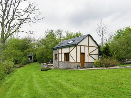 AwenneにあるPerfect spot on the edge of a large woodの緑の芝生のある庭の小屋